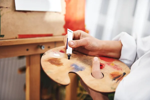Ressamın Elinin Tüpten Çıkan Yağlı Boyayı Paletin Içine Sıkıştırması — Stok fotoğraf