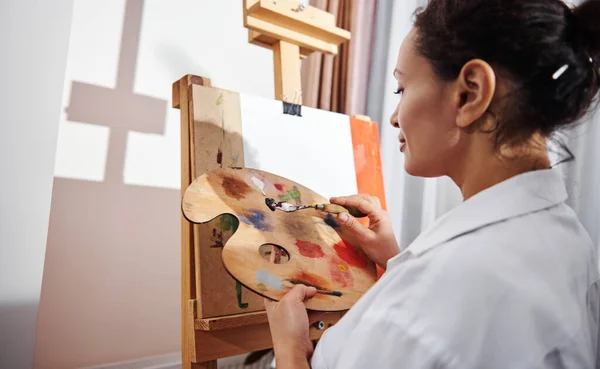 Angle View Smiling Brunette Painter Holding Palette Oil Paint Paint — Stock Photo, Image