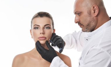 Güzel genç bir kadın iğne oluyor. Beyaz arka planda bir portre. Dudaklar Artırma Konsepti