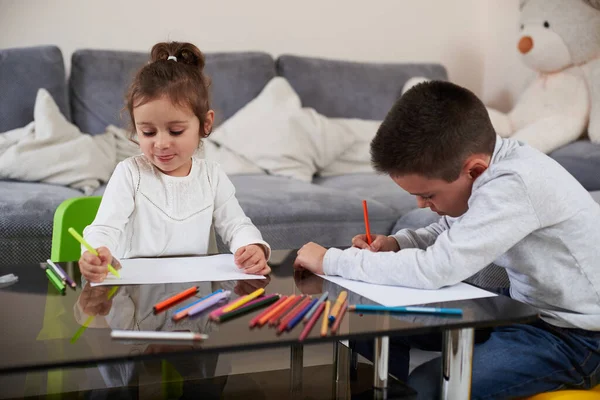 Estilo Vida Una Niña Edad Preescolar Escolar Sentado Mesa Dibujando —  Fotos de Stock