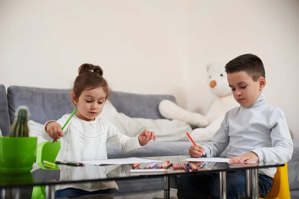 Niños Adorables Sentados Mesa Dibujando Usando Lápices Color —  Fotos de Stock