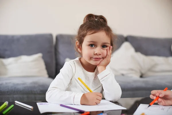 Holka Školce Drží Pero Dívá Kamery Koncept Studia Doma Portrét — Stock fotografie