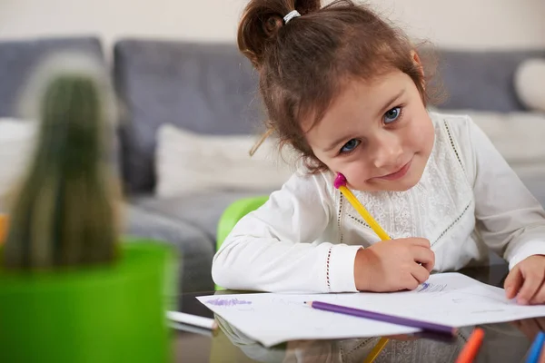 Hermosa Niña Aprendiendo Escribir Mirando Cámara —  Fotos de Stock