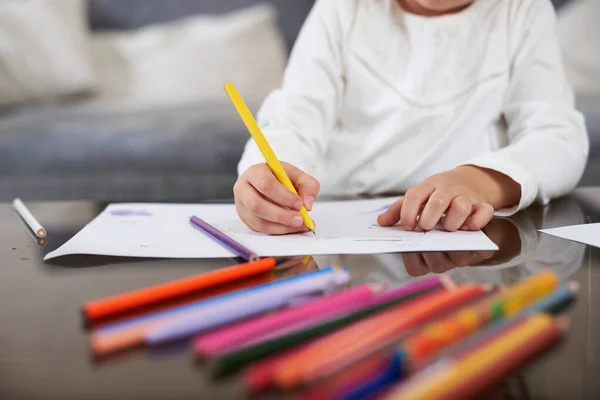 Primer Plano Una Mano Niño Sosteniendo Bolígrafo Escribiendo Algo Papel —  Fotos de Stock