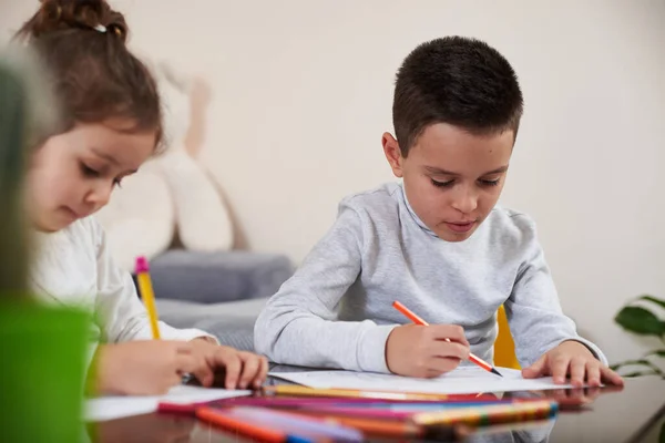 Colegial Sentado Cerca Una Chica Dibujando Dibujo Usando Lápiz Color — Foto de Stock