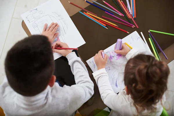 Vista Superior Dos Lindos Niños Dibujando Con Lápices Color Casa — Foto de Stock