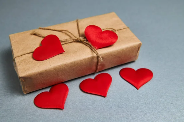 Pudełko Walentynkowe Zapakowane Papier Rzemieślniczy Czerwone Serca Szarym Tle — Zdjęcie stockowe