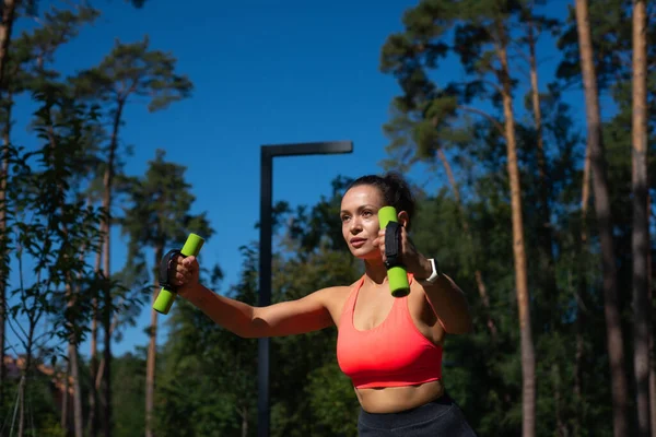 Brunette Sportswoman Urban Park While Training Dumbbells — Stock Photo, Image