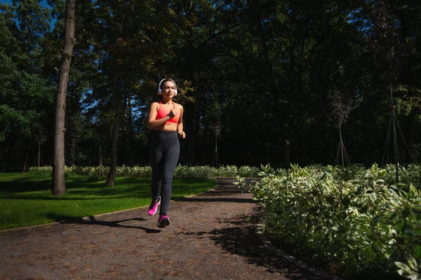 Běžkyně Sportovním Oblečení Sluchátkách Běhá Brzy Ráno Běžící Venku — Stock fotografie