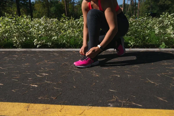 Close Sportswoman Tying Her Shoelaces Her Sneakers Preparing Run Outdoor — Stock Photo, Image