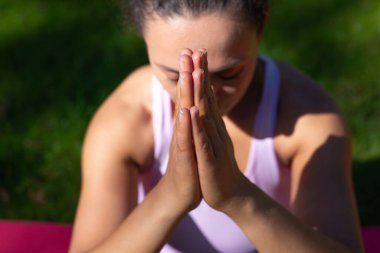 Yoga yapan bir kadının elleri dışarıda meditasyon yapıyor.