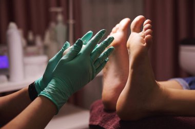 Kadın müşterinin bacakları kuaförde profesyonel bir uzmandan pedikür tedavisi görüyor. Pedikür kavramı