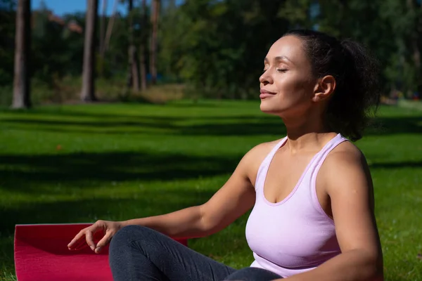 Joven Morena Posición Loto Disfrutando Ejercicios Yoga Aire Libre — Foto de Stock