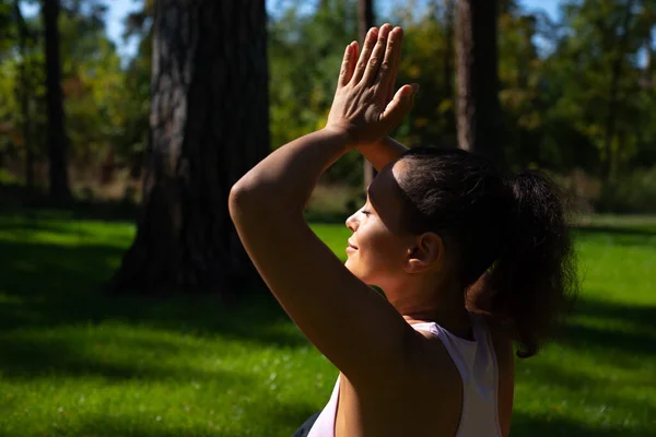 Tillbaka Till Kvinnan Som Utför Yoga Vacker Solig Sommardag — Stockfoto