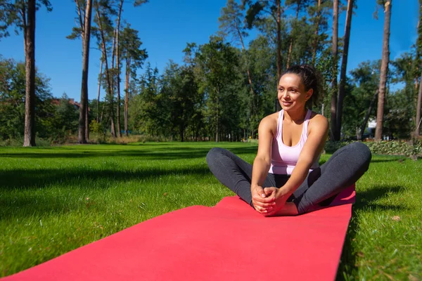 Fitness Szőnyegen Élvezi Edzés Egy Napos Nyári Napon — Stock Fotó