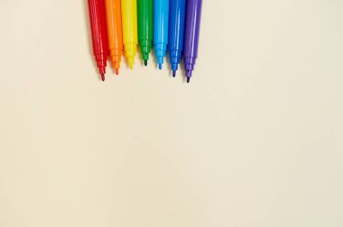 Sarı kağıt üzerinde gökkuşağı renkli işaretler