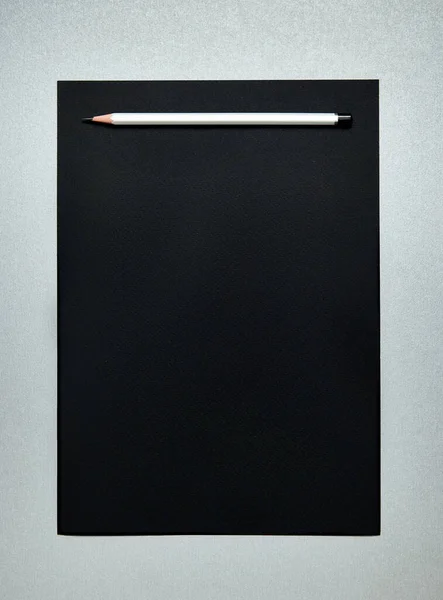 Drewniany Ołówek Czarnym Papierze Narzędzia Biurowe Widok Góry Układy Płaskie — Zdjęcie stockowe
