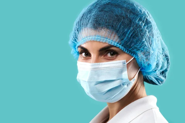 Egy Kék Alapon Izolált Orvosi Maszkot Viselő Női Orvos Portréja — Stock Fotó