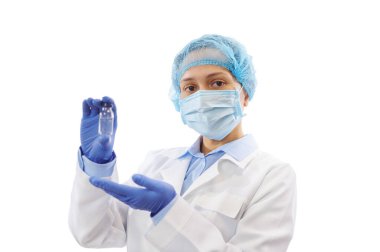 Doktor aşıyı tutuyor. Nüfusun bağışıklığı. Bulaşıcı hastalıklara karşı savaş.