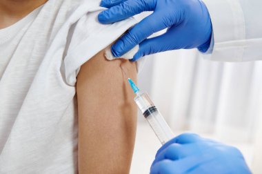 Pediatrist çocuk eline aşı yapar. Yakın çekim..