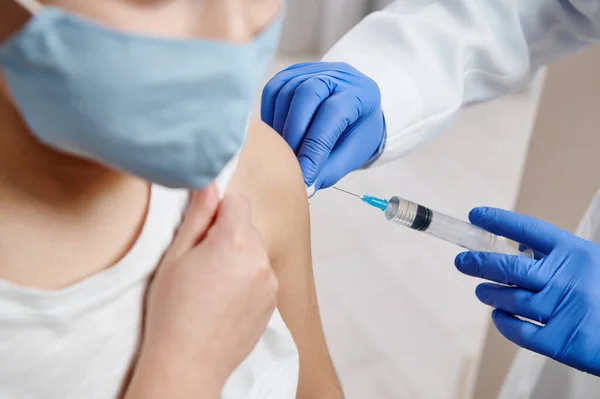 Primeros Planos Las Manos Con Guantes Protección Médica Que Sostienen —  Fotos de Stock