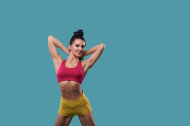 Mükemmel kaslı vücudu olan atletik bir kadın trisepsleri sallar, gerideki kasların arkasındaki dambılları çeker. Güzel ve estetik vücut, düzenli egzersiz konsepti. Boşluğu kopyala