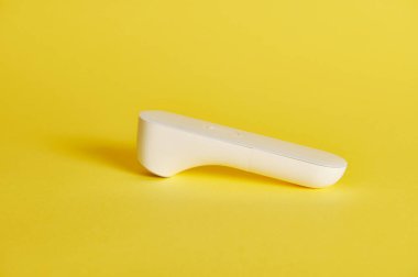 Alnındaki vücut ısısını ölçmek için kızılötesi elektronik temas olmayan termometrenin yakın çekim görüntüsü.