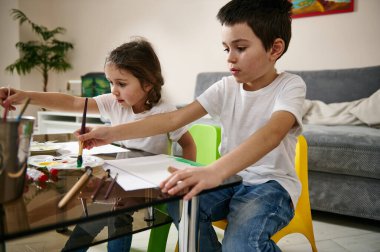 Sevimli çocuklar, evde resim yapın. Evde sanat dersi, Paskalya teması, suluboya tekniği. Sanat eğitimi