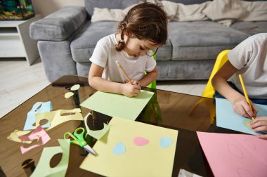 Evde kreatif derste iki sevimli çocuğun portresi.