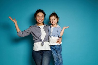 Mutlu kadın küçük kızına sevgiyle kulaklıkla bakıyor. Anne ve çocuk arasındaki ilişki kavramı.