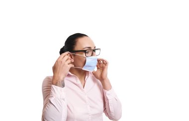 Tıbbi koruyucu maske takan genç bir iş kadınının yan görüntüsü. 21. Yüzyıl Gayrimenkul Konsepti. Kopya alanı ile beyaz arkaplanda izole