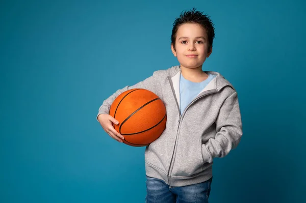 Porträtt Ett Bedårande Sportigt Barn Som Håller Boll För Att — Stockfoto