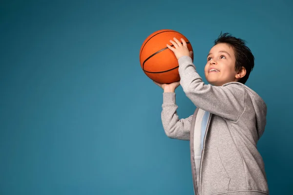 Adorable Colegial Caucásico Jugando Baloncesto Sobre Fondo Azul Con Espacio — Foto de Stock