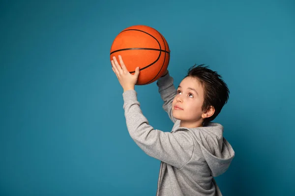 Adolescente Jugador Baloncesto Posando Sobre Fondo Azul Con Una Bola — Foto de Stock