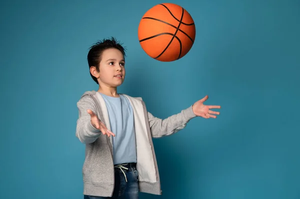 Niño Adorable Lanzando Una Pelota Mientras Juega Baloncesto Retrato Aislado — Foto de Stock