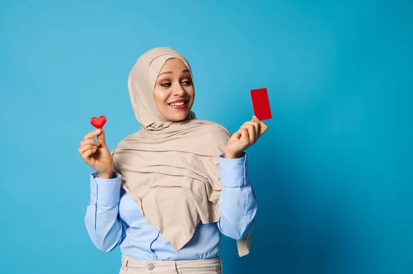 Усміхнена Жінка Східним Виглядом Носить Хіджаб Тримає Форму Серця Одній — стокове фото