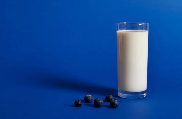 Verre Avec Lait Des Bleuets Sur Fond Bleu Avec Espace — Photo