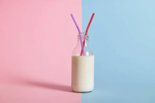 Gros Plan Bouteille Transparente Avec Lait Deux Pailles Dedans Isolé — Photo