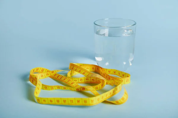 Glass Water Measuring Tape Isolated Blue Background Copy Space Text — Stock Photo, Image