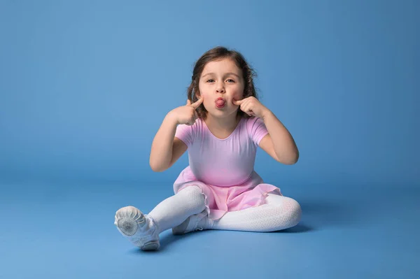 Roztomilé Dítě Balerína Šklebí Ukazuje Svůj Jazyk Při Pohledu Kameru — Stock fotografie