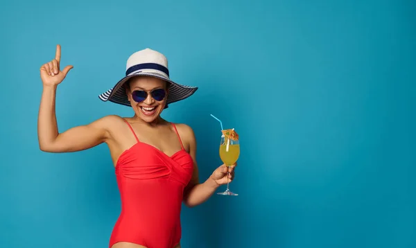 Glimlachende Vrouw Een Zomerzwempak Zonnebadaccessoires Met Een Glas Sap Met — Stockfoto