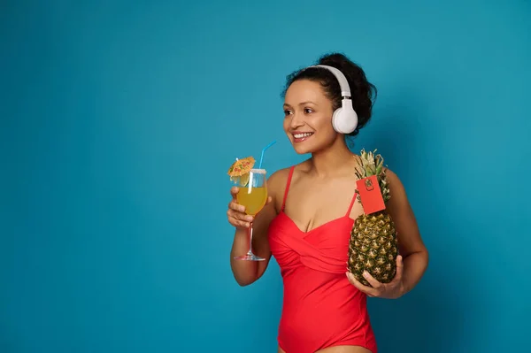 Glimlachend Gemengd Ras Brunette Badpak Houden Ananas Met Blanco Rode — Stockfoto