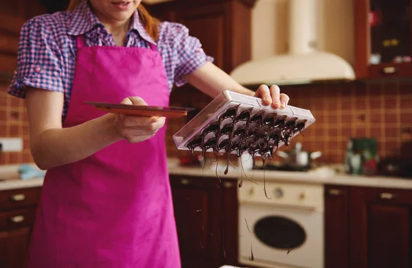 Chocolatier Mengeluarkan Kelebihan Massa Cokelat Dari Cetakan Atas Meja Marmer — Stok Foto