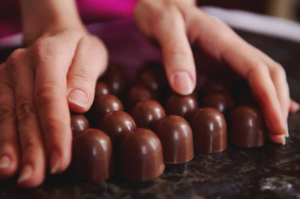 Vista Ritagliata Mani Femminili Con Praline Cioccolato Fatte Casa Una — Foto Stock