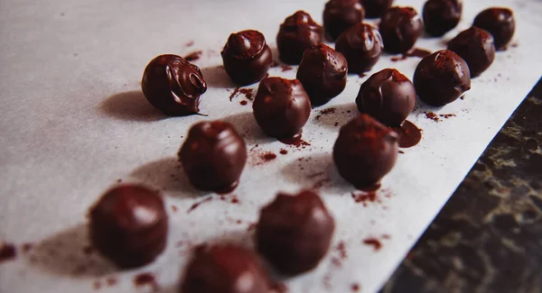 Belas Trufas Chocolate Mergulhadas Massa Chocolate Derretido Brilhantes Com Cacau — Fotografia de Stock