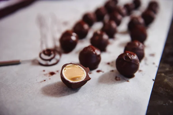 Tartufi Cioccolato Carta Pergamena Accento Primo Piano Con Caramelle Cioccolato — Foto Stock