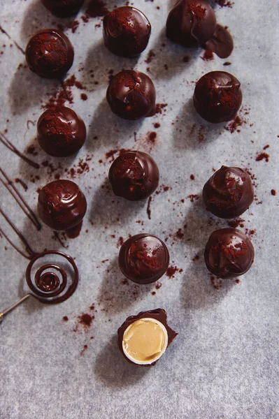 Composizione Piatta Con Tartufi Cioccolato Carta Forno Una Caramella Cioccolato — Foto Stock