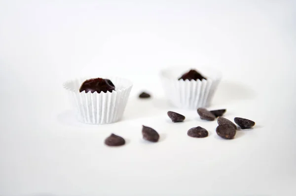 Pillole Cioccolato Praline Involucri Carta Isolati Sfondo Bianco Con Spazio — Foto Stock