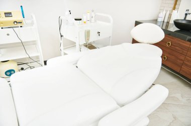 Güzellik odası manzarası ve masaj masası. Spa işlemleri için lüks bir spa merkezi.