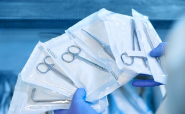 Mühürlü ambalajda paketlenmiş diş ürünleri. Modern bir diş kliniğinde sterilizasyon ve dezenfeksiyon kavramı.